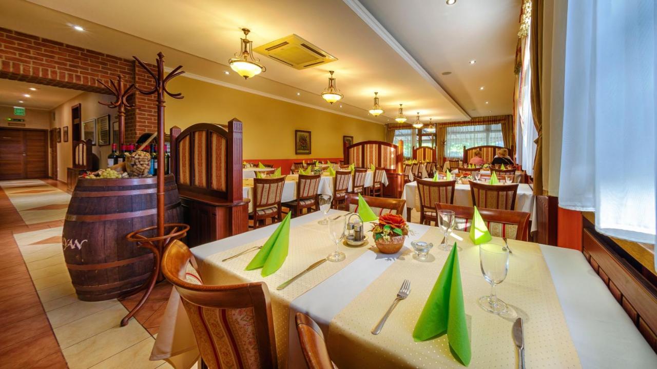 Hotel Tevel Sladkovicovo エクステリア 写真